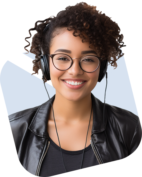 Imagem de uma jovem mulher negra sorrindo. Ela está usando fone de ouvidos, óculos, camiseta preta e jaqueta de couro preta.
